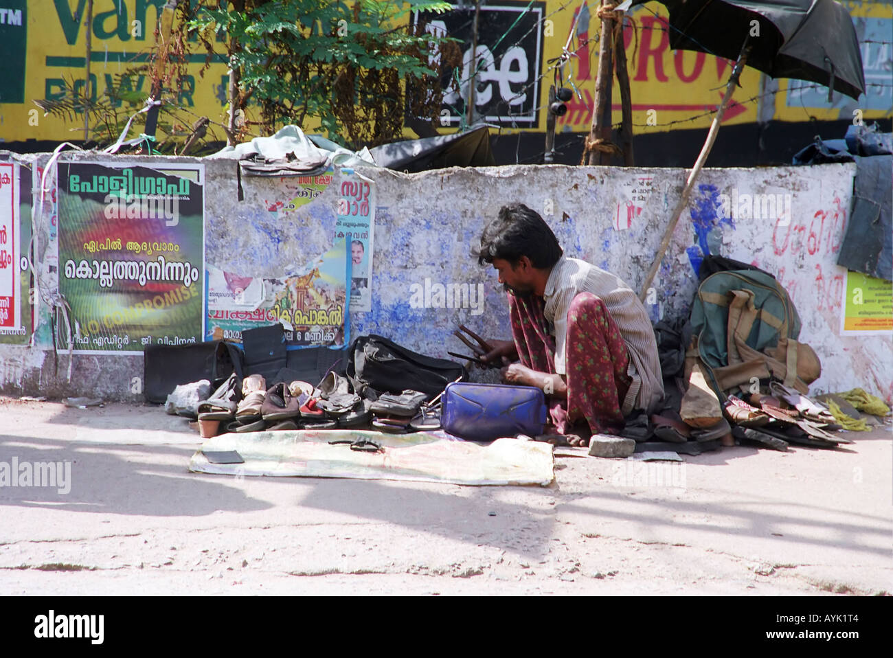 ein Männer verkaufen gebrauchte Schuhe auf der Straße Indien ein Männer verkaufen gebrauchte Schuhe auf der Straße Indien