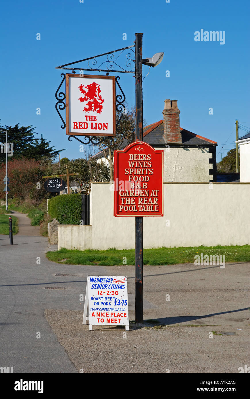 ein traditionelles Pub-Zeichen für den roten Löwen in Blackwater in der Nähe von Truro, Cornwall, england Stockfoto