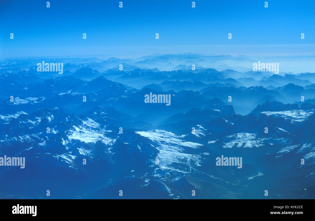 Alpen mit Schnee aus einer Ebene Stockfoto
