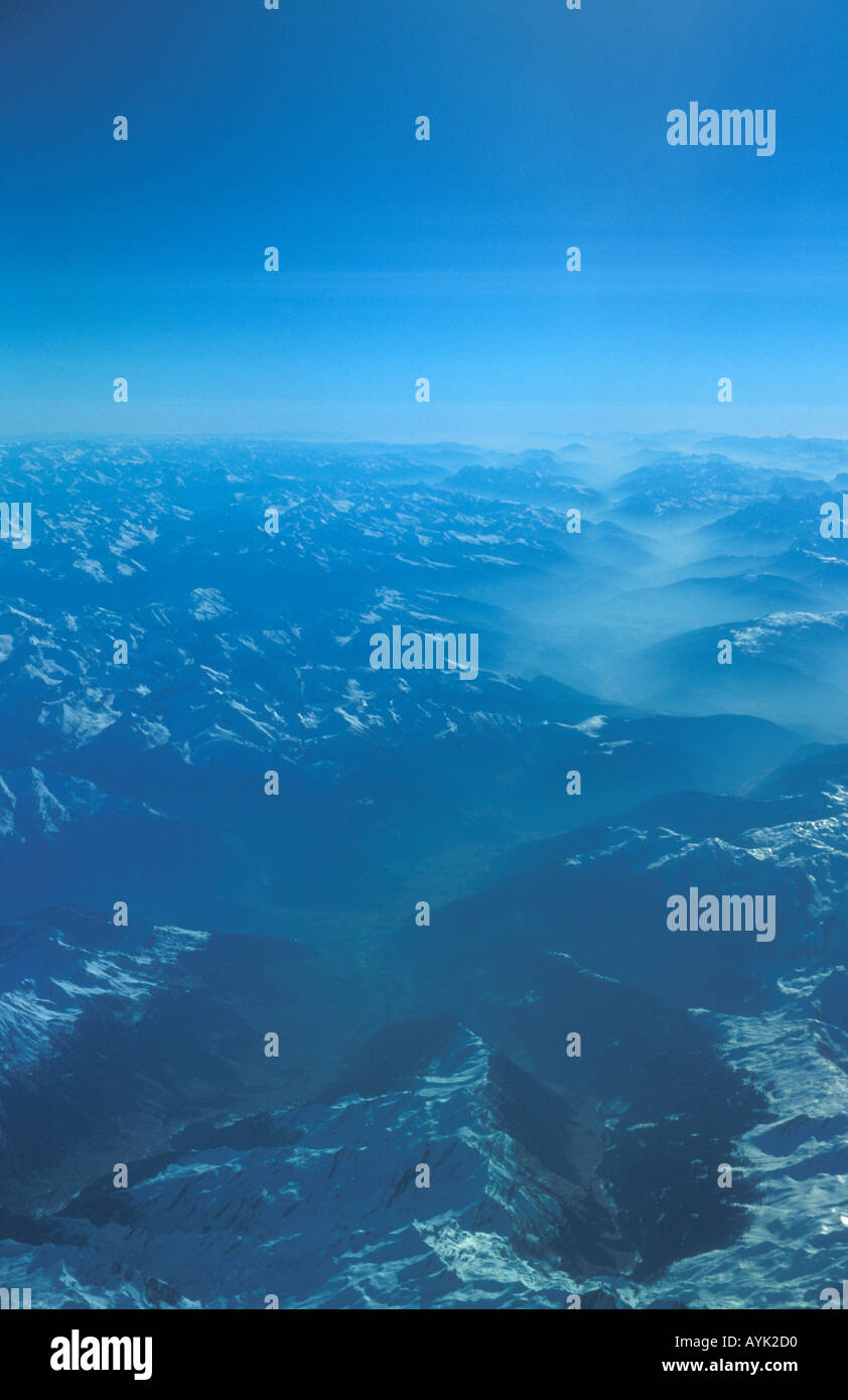 Alpen mit Schnee aus einer Ebene Stockfoto