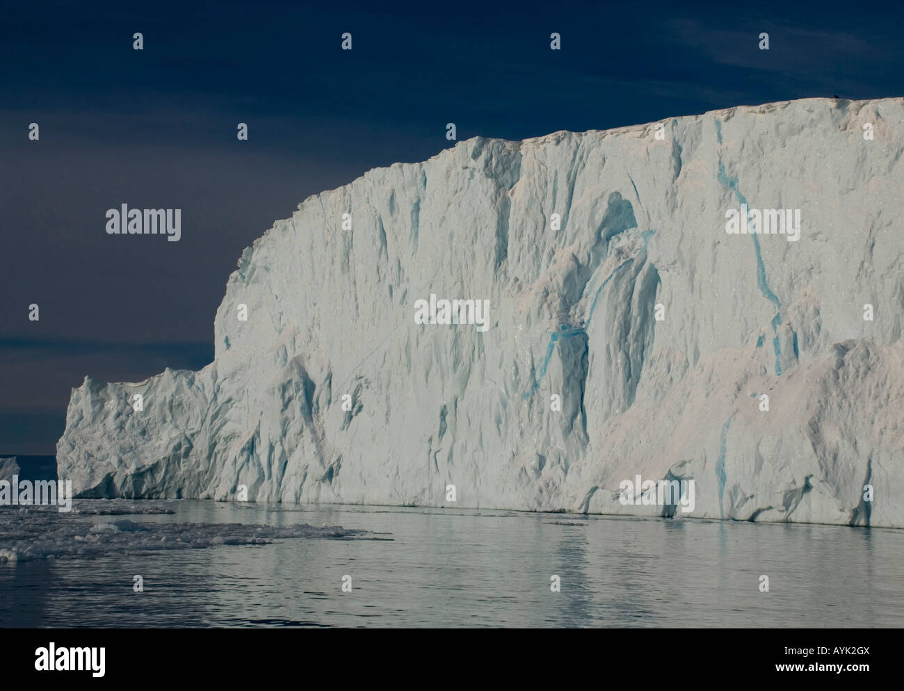 Ein Eisberg in den gefrorenen Gewässern außerhalb von Ilulissat, Nord-West-Grönland Stockfoto