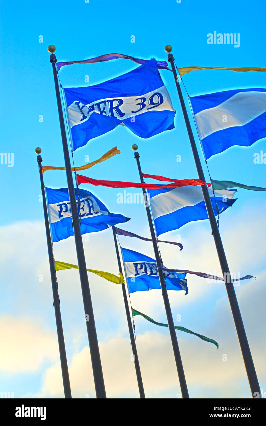 Pier 39 Fisherman s Wharf San Francisco Kalifornien USA-Fahnen Stockfoto