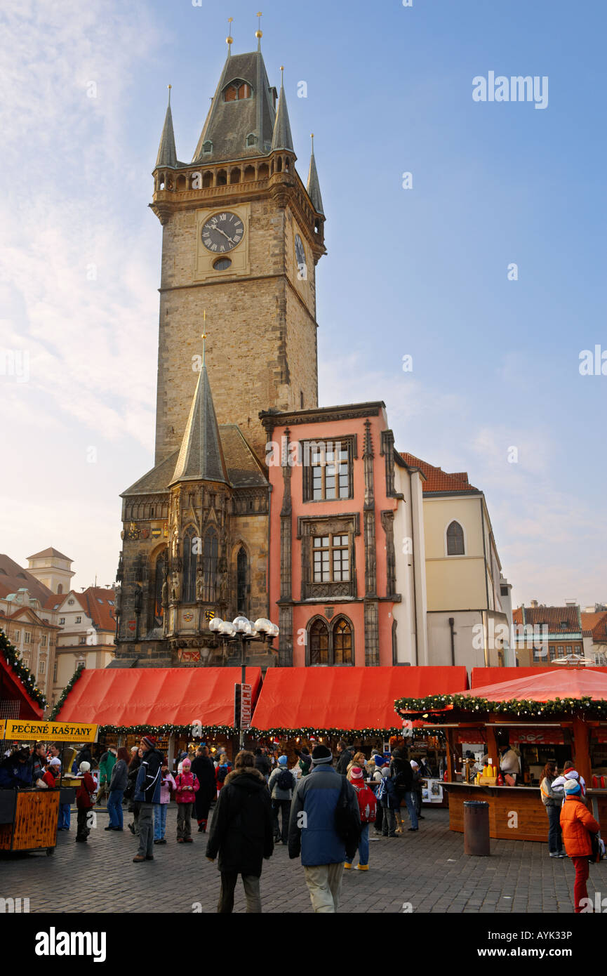 festliche "Weihnachtsmarkt Prag" in der Nacht den Altstädter Ring, Prag, Tschechische Republik Stockfoto