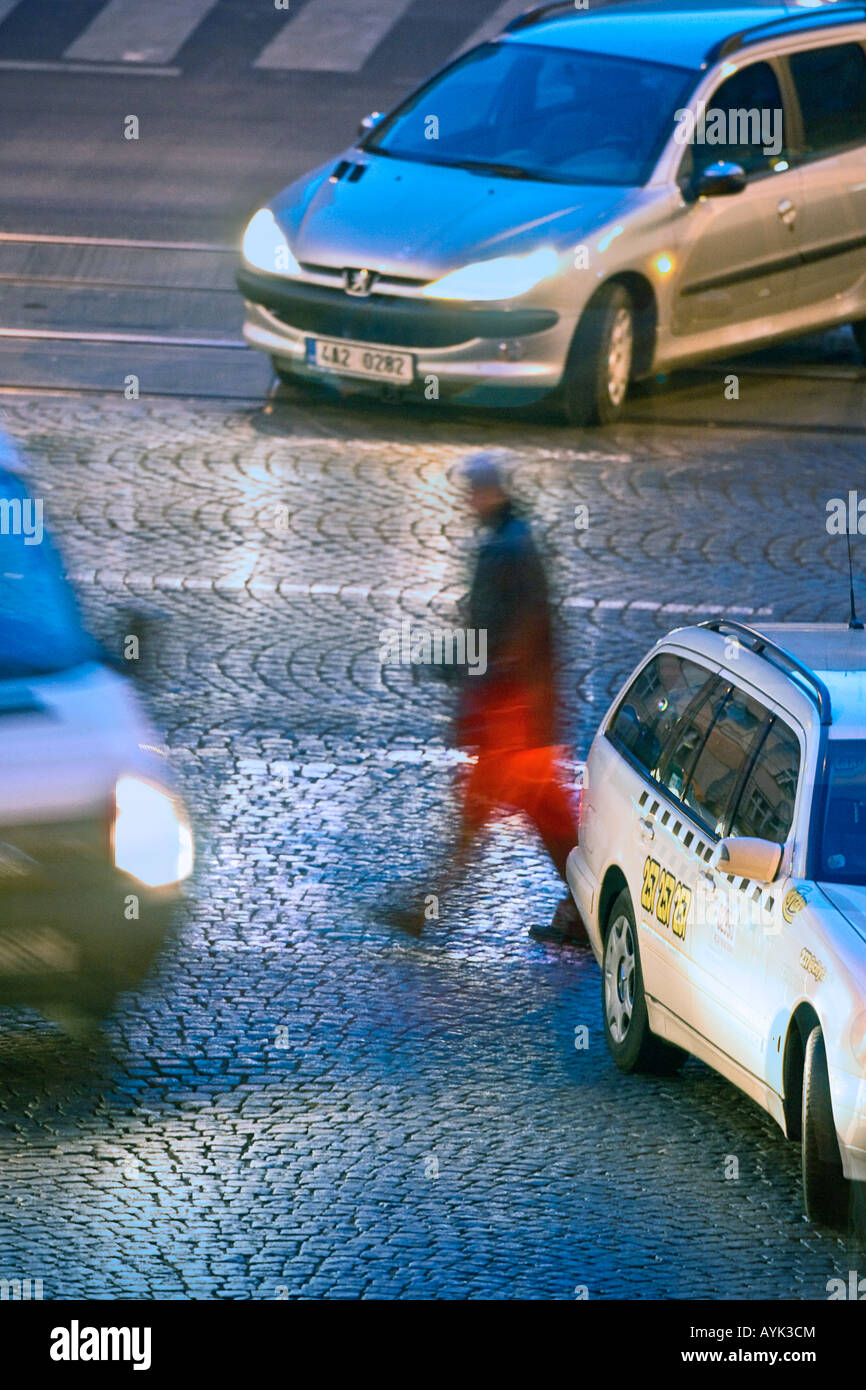 FUßGÄNGERN UND VERKEHR Stockfoto