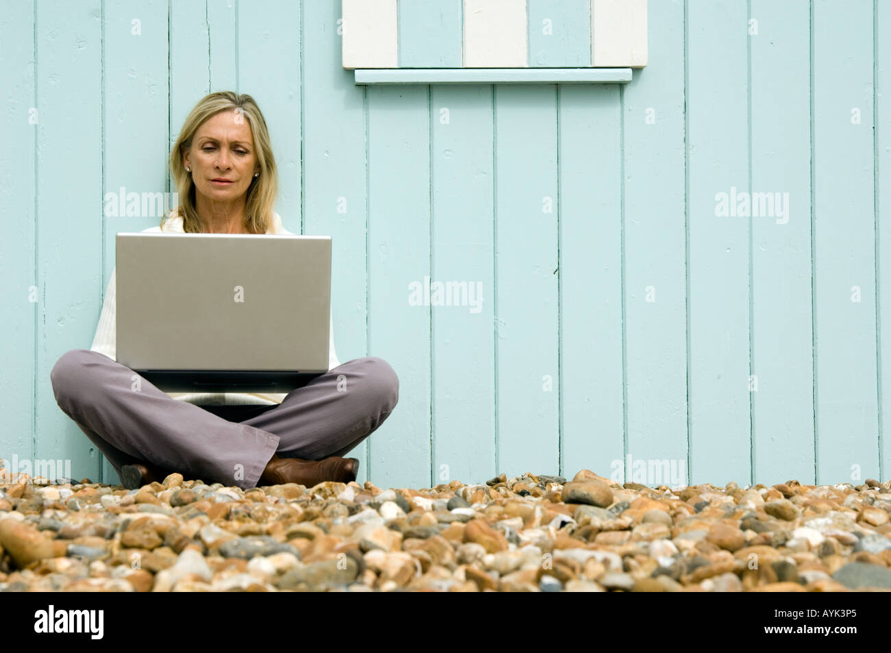 Reife Frau mit einem Laptopcomputer Stockfoto