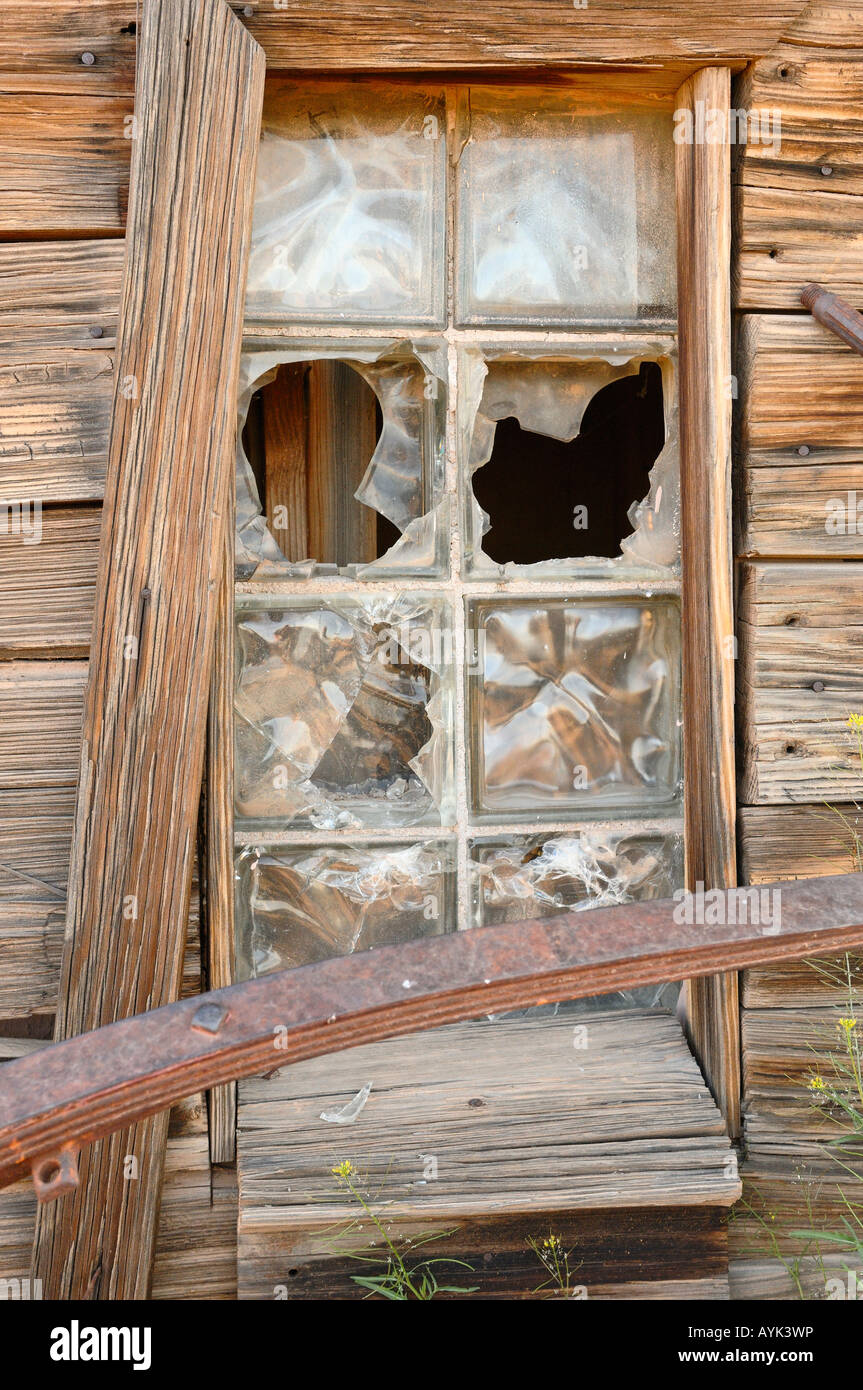 Alten zerbrochenes Fenster in Goldfield Ghost Town in Arizona Stockfoto