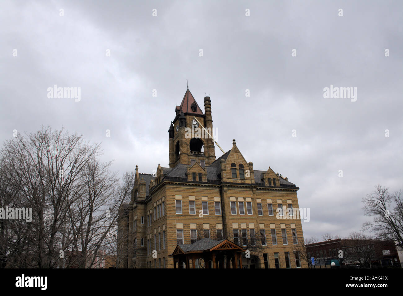 Ein Kran auf der Südseite des Marion County Courthouse in Knoxville, Iowa. Stockfoto