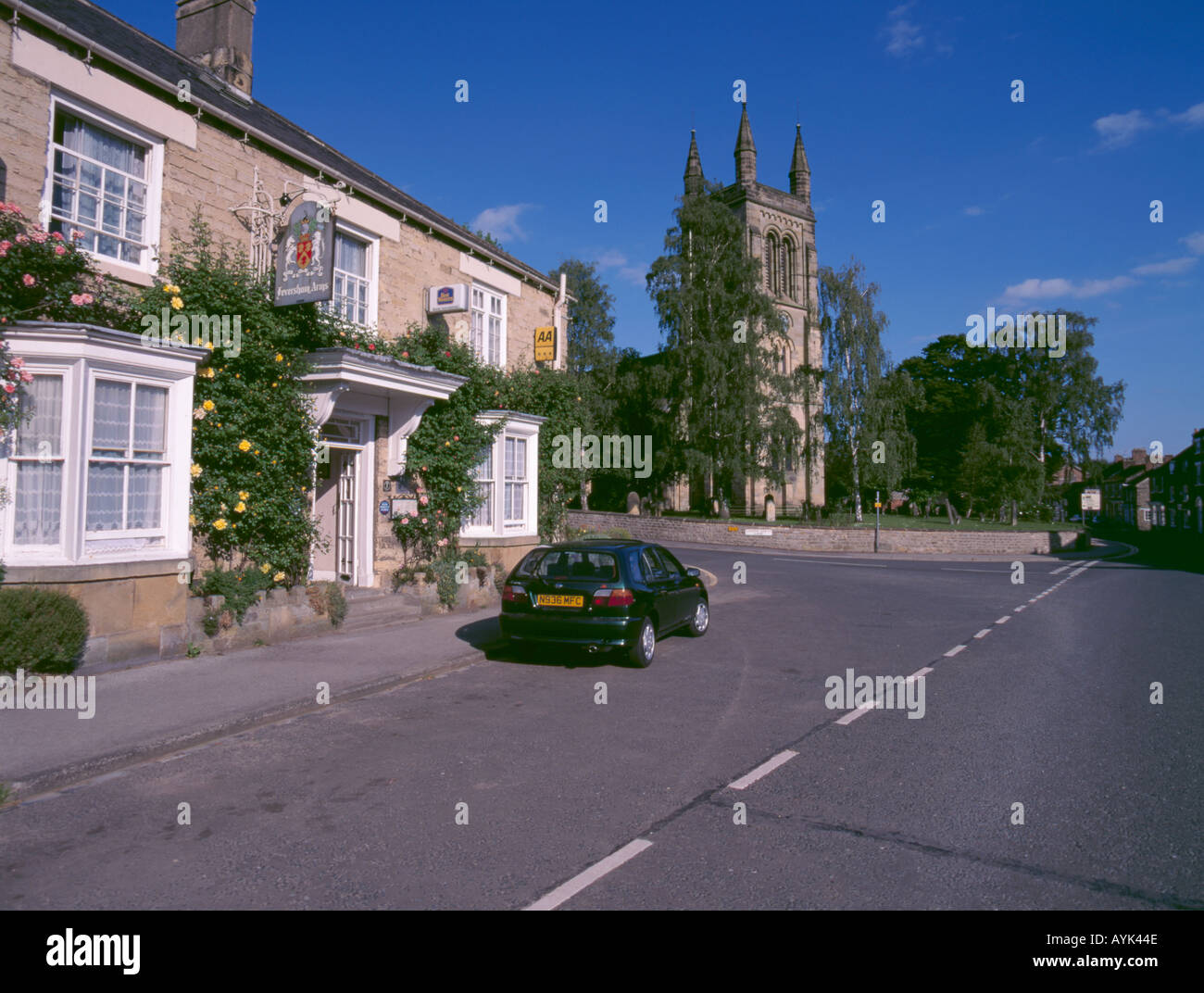 Feversham Arms Hotel mit allen Heiligen Kirche hinaus Helmsley, North Yorkshire, England, UK. Stockfoto