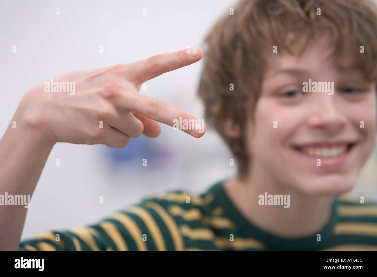 Teenager macht eine lustige Geste Stockfoto