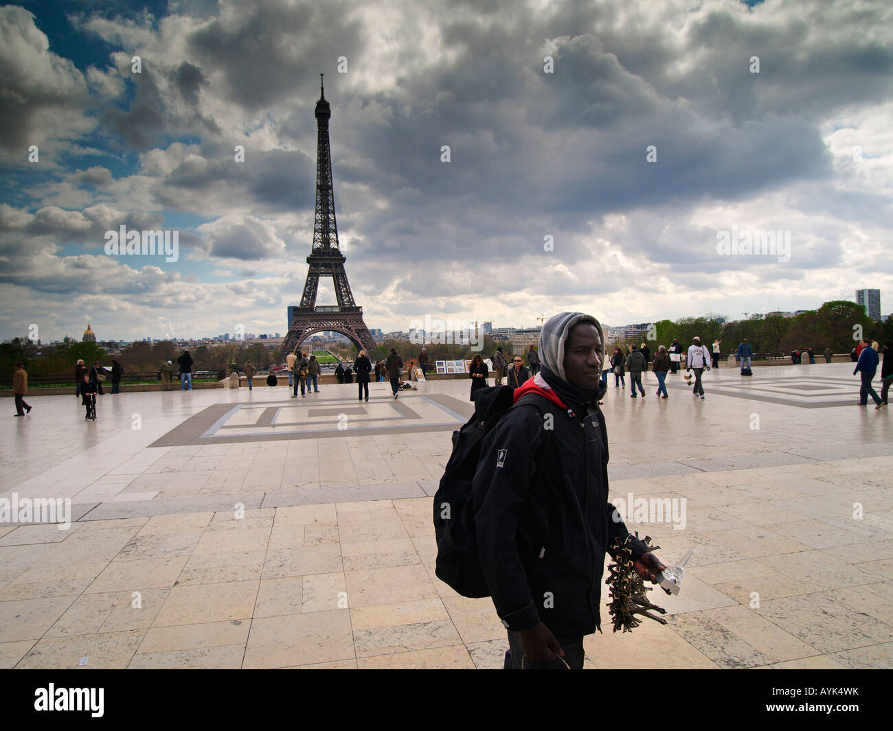 Verkäufer der afrikanischen Ursprungs verkaufen Miniatur Eiffel Towers im Trocadero Paris Frankreich Stockfoto