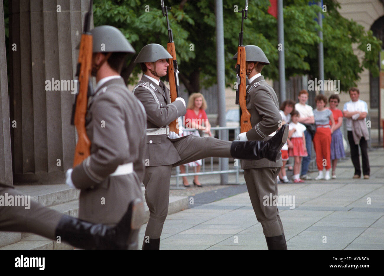 Ostdeutschen Soldaten Goosestep Berlin 1989 Stockfoto