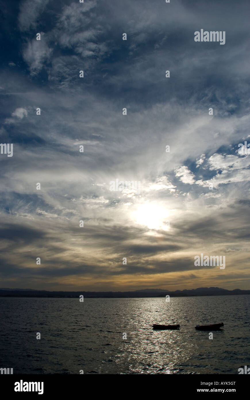 Sonnenuntergang über der südlichen Roten Meer. Stockfoto