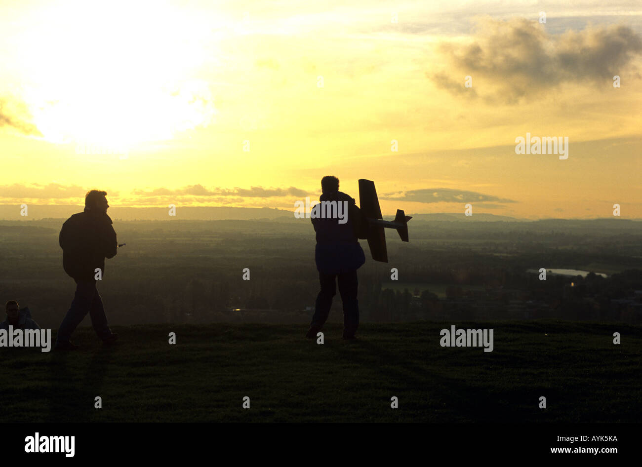 Männer fliegen Radio gesteuerte Modell Segelflugzeug, Burton Dassett Hills, Warwickshire, England, UK Stockfoto