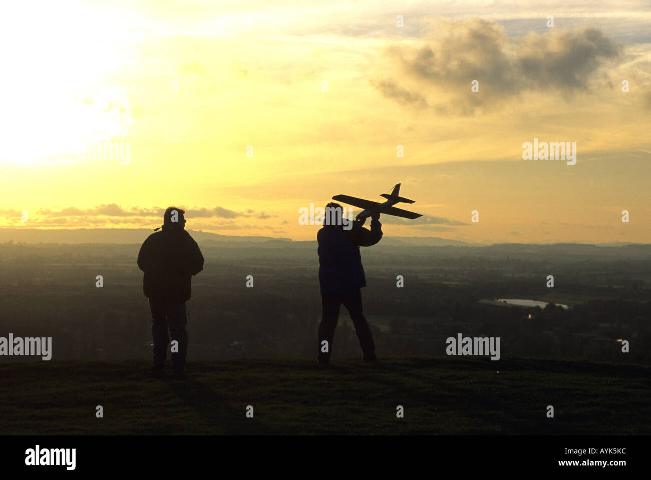 Männer fliegen Radio gesteuerte Modell Segelflugzeug, Burton Dassett Hills, Warwickshire, England, UK Stockfoto