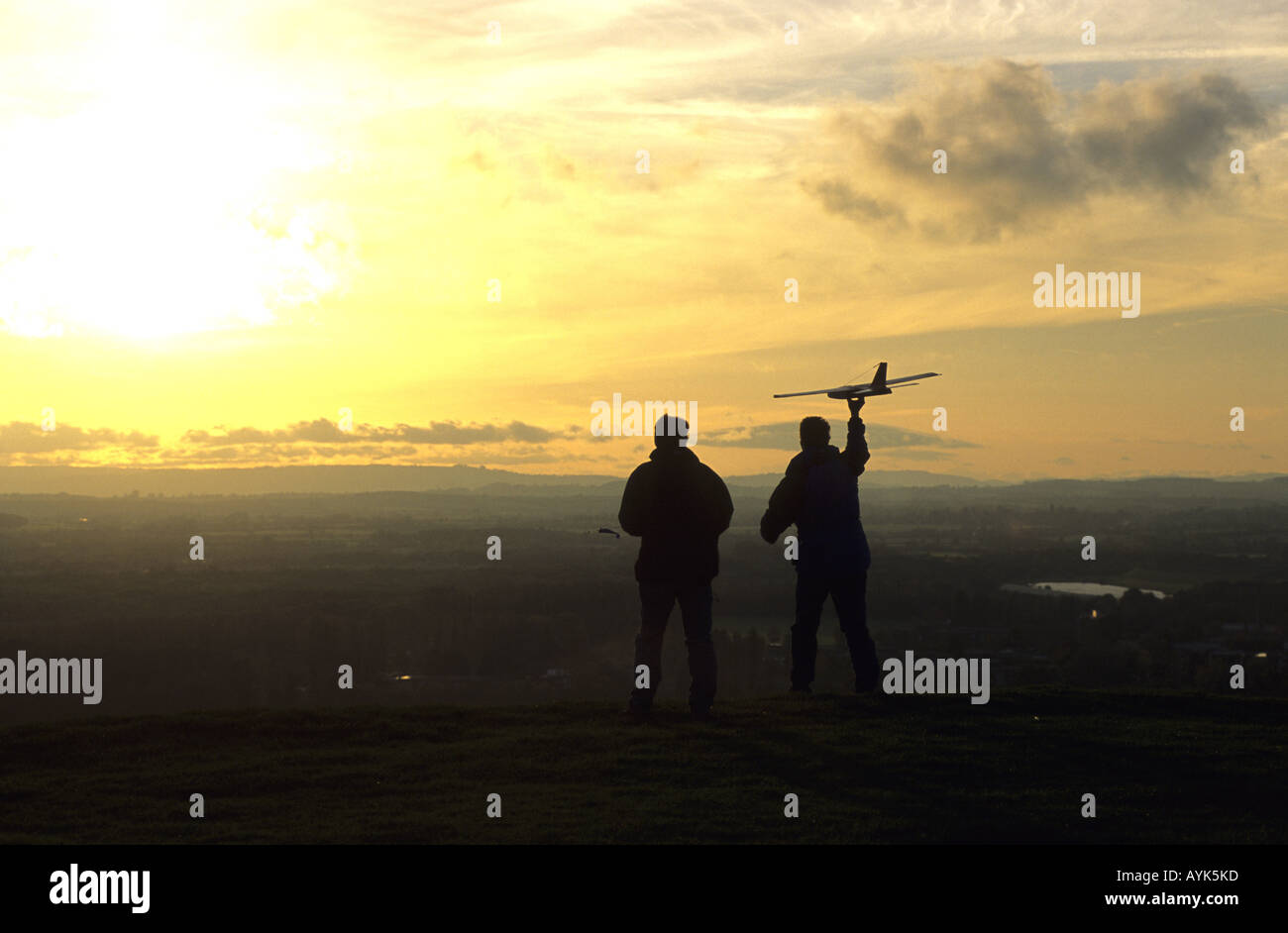 Männer fliegen Radio gesteuerte Modell Segelflugzeug, Burton Dassett Hills, Warwickshire, England, UK Stockfoto
