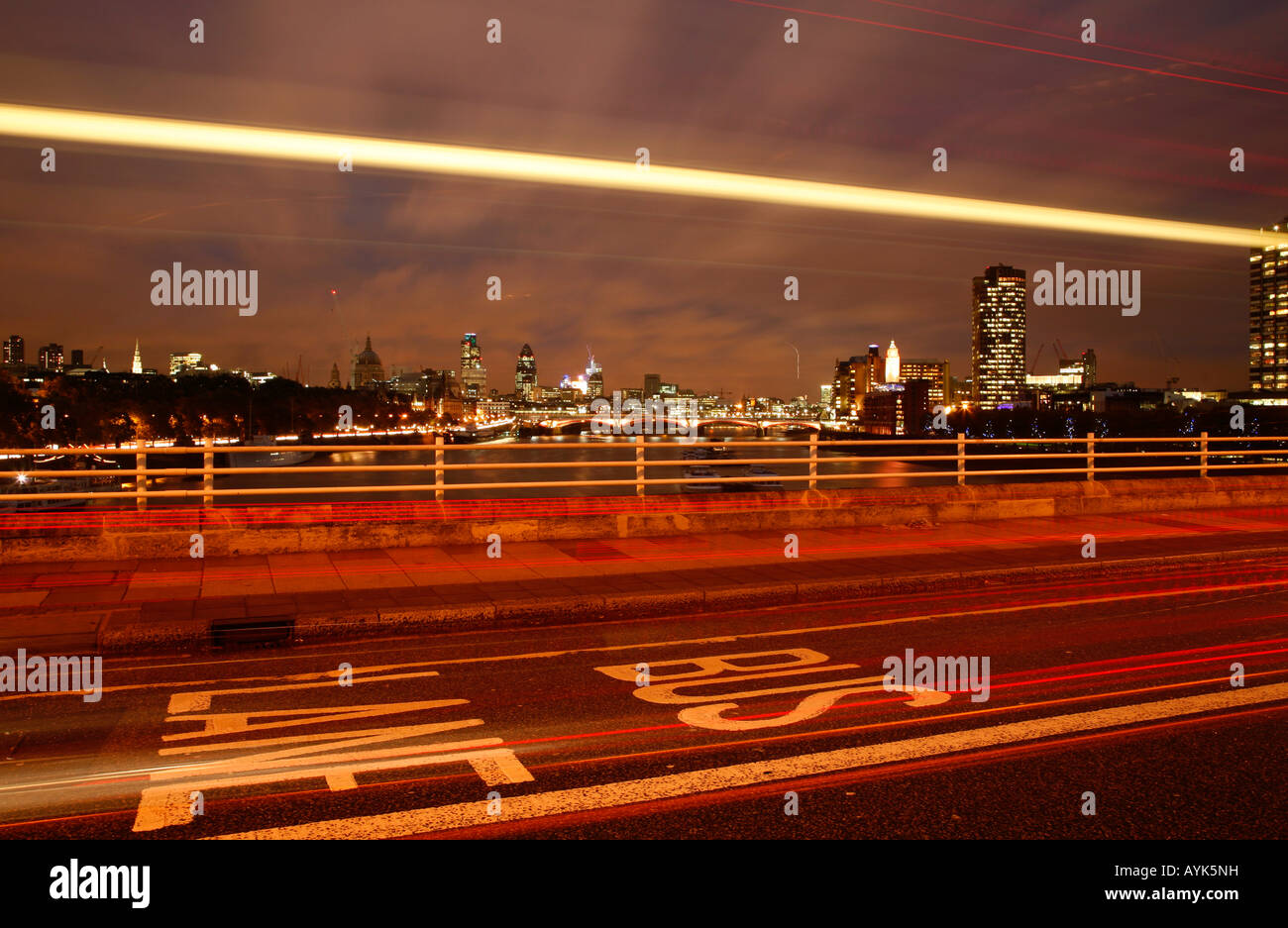 Blick vom Waterloo Bridge in Richtung St. Pauls und der City of London Stockfoto