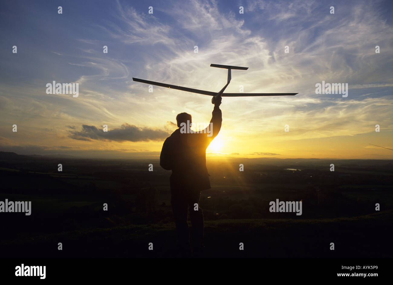 Mann fliegen ferngesteuerten Modell Segelflugzeug, Burton Dassett Hills, Warwickshire, England, UK Stockfoto
