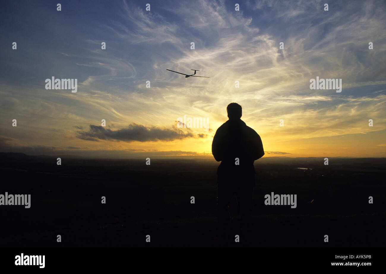 Mann fliegen ferngesteuerten Modell Segelflugzeug, Burton Dassett Hills, Warwickshire, England, UK Stockfoto