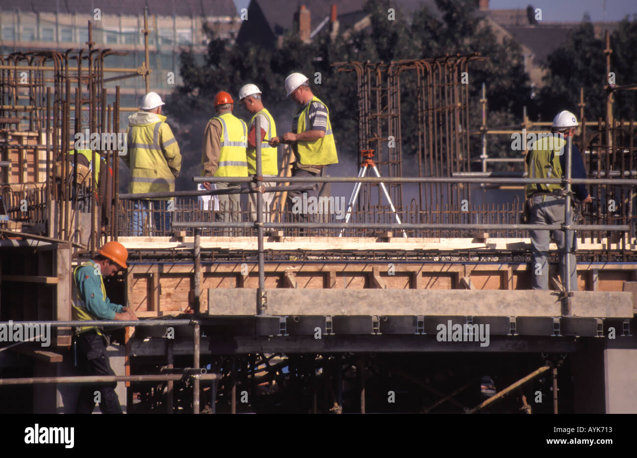 Baustellenarbeiter mit temporären Schalungsstützen für Stahlverstärkungen bei der Vorbereitung der Betonplatzierung Durham England UK Stockfoto