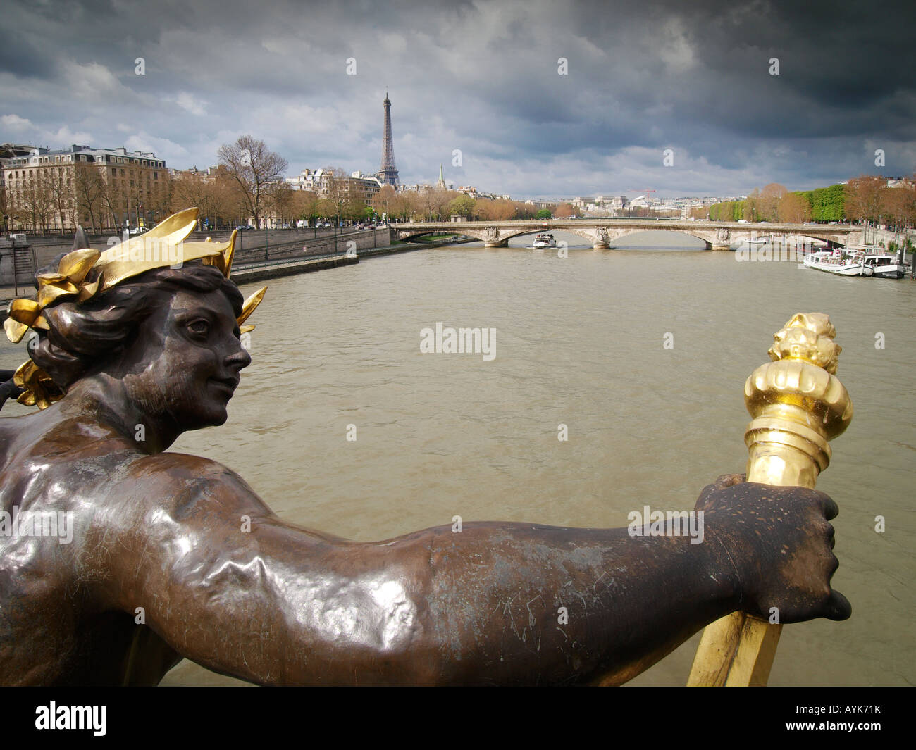 Blick vom Pont de l Alma Paris Frankreich mit Statue auf der Brücke im Vordergrund Stockfoto