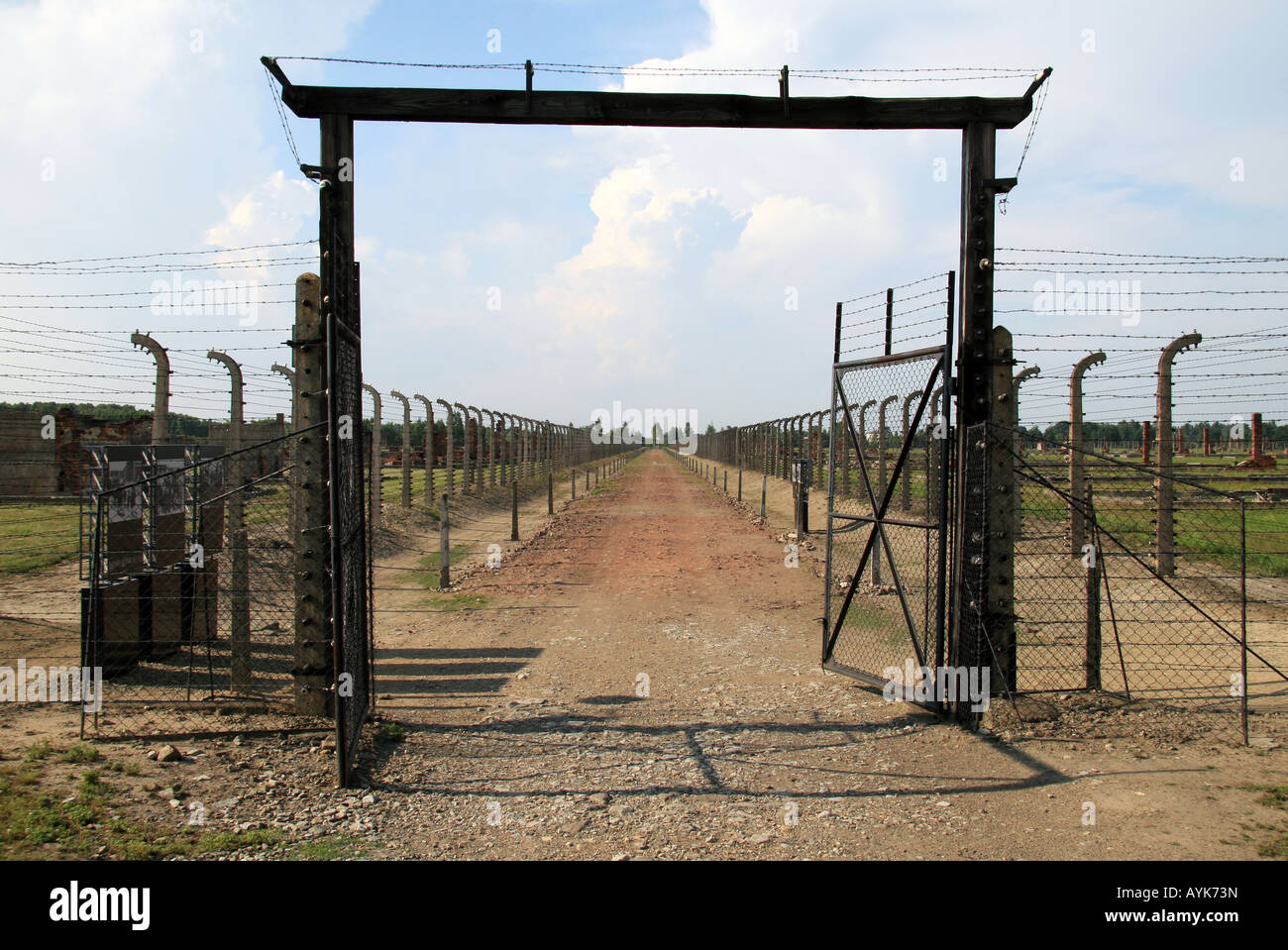 Das Eingangstor zum Nord/Süd-Straße durch das ehemalige Konzentrationslager in Auschwitz-Birkenau. Stockfoto