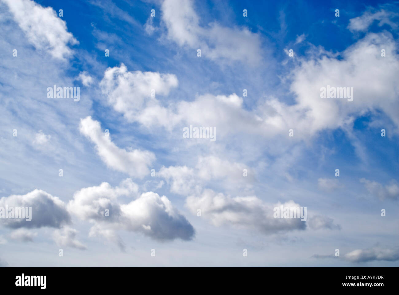 Horizontale Ansicht von Cumulus und Cirrus Wolkenformationen gegen ein strahlend blauer Himmel Stockfoto