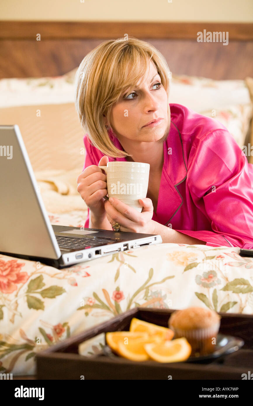 Frau mit Laptop-computer Stockfoto