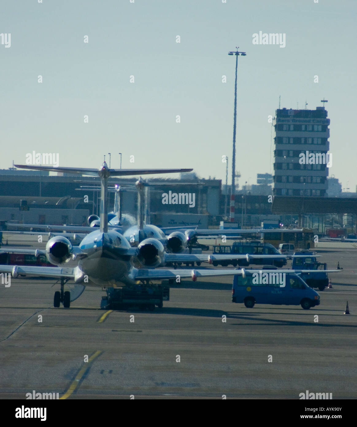 Amsterdam, Schiphol Flughafen Bereich in Amsterdam, Flugzeuge warten zum Be- und entladen Stockfoto