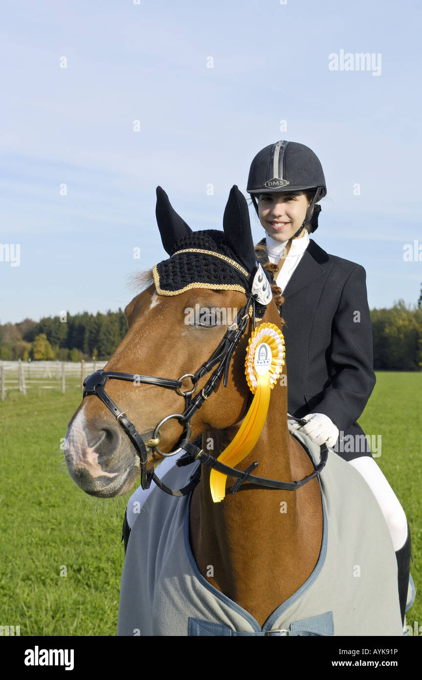 Mädchen auf der Rückseite des deutschen Pony, Gewinner des Wettbewerbs Stockfoto