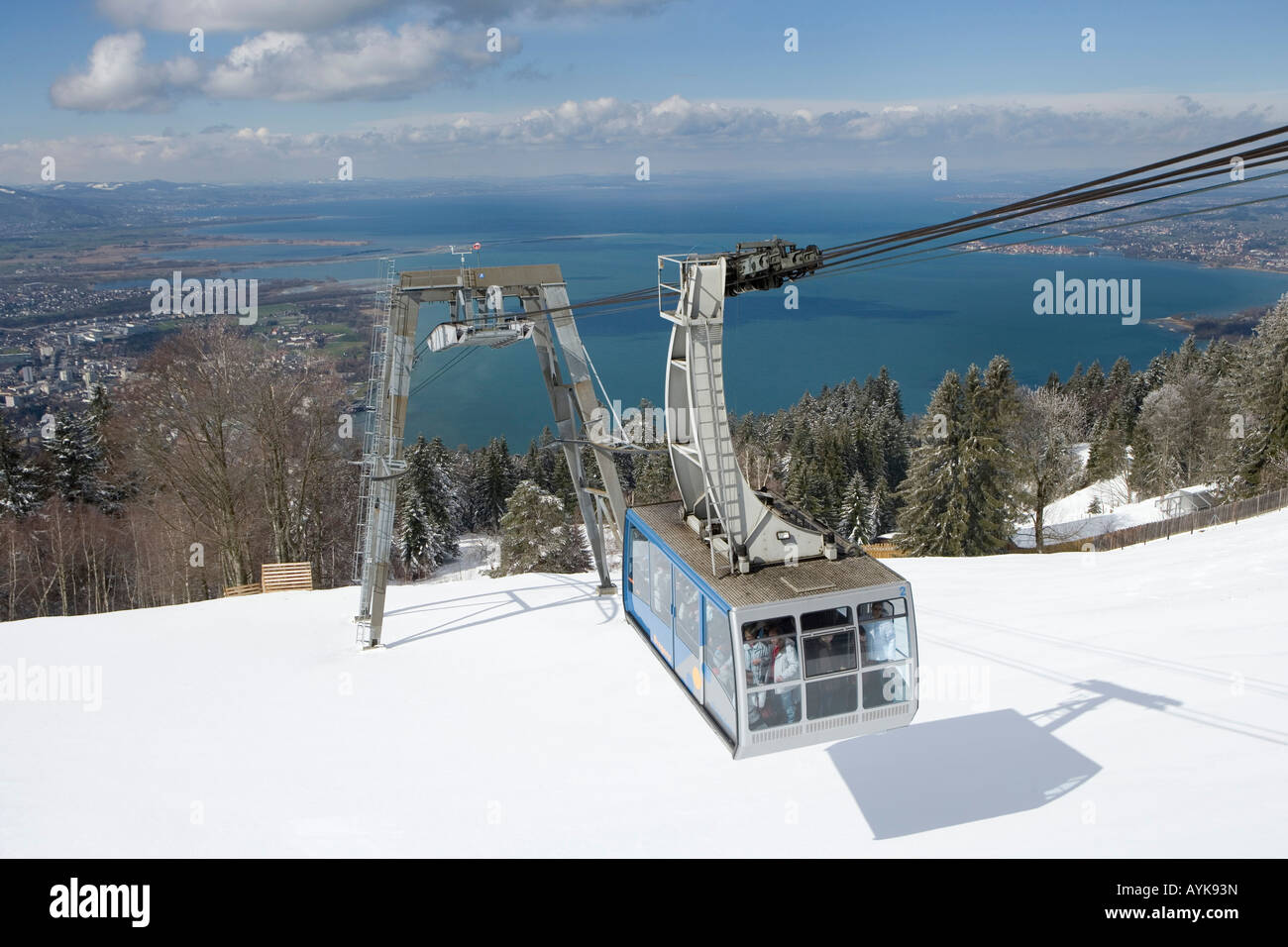 Österreich, Vorarlberg, Bregenz, Blick vom Berg Pfänder 1064 m auf den Bodensee und Pfänder-Seilbahn Stockfoto
