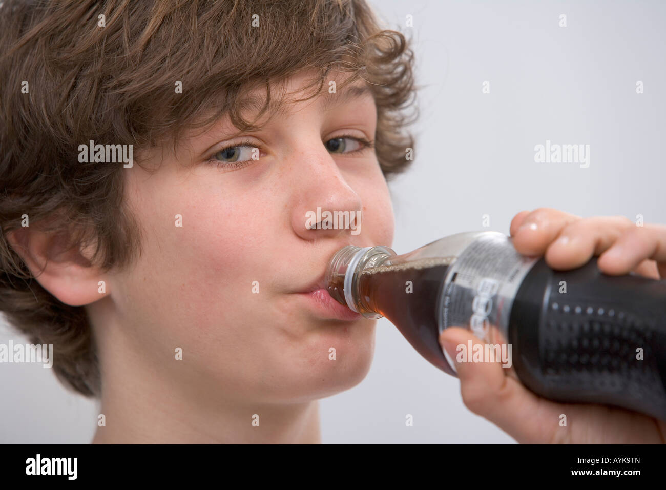 Teenager trinken alkoholfreies Getränk Stockfoto
