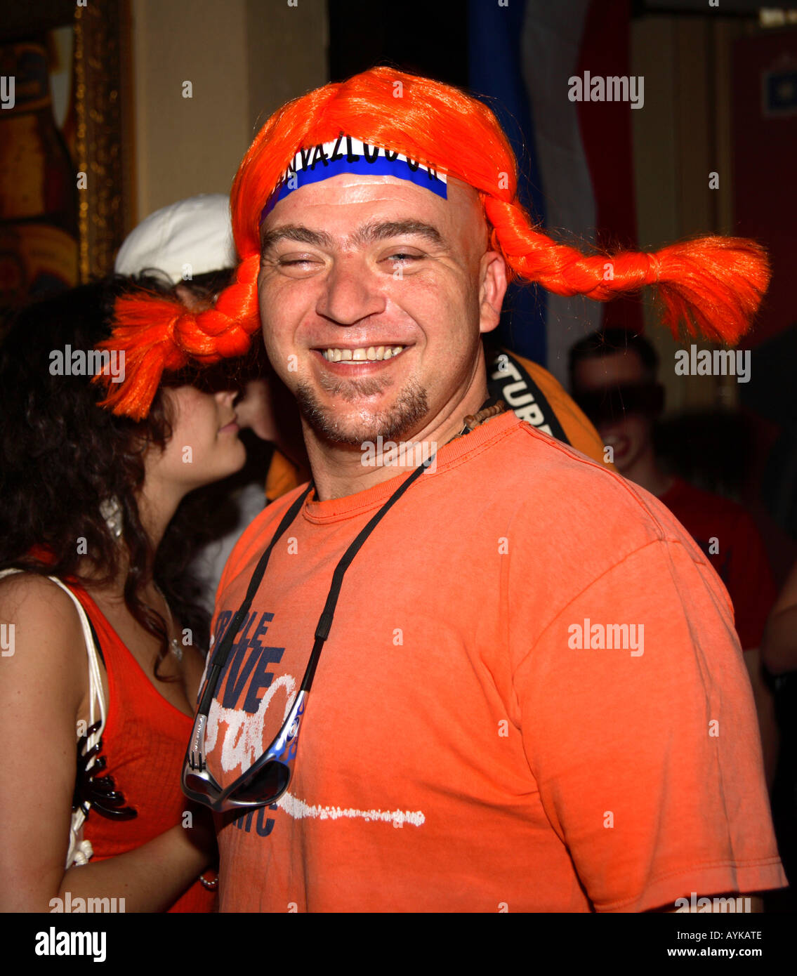 Holländischen Fans feiern Hollands 1: 0-Sieg über Serbien Montenegro 2006 World Cup, De Säume Bar, London Stockfoto