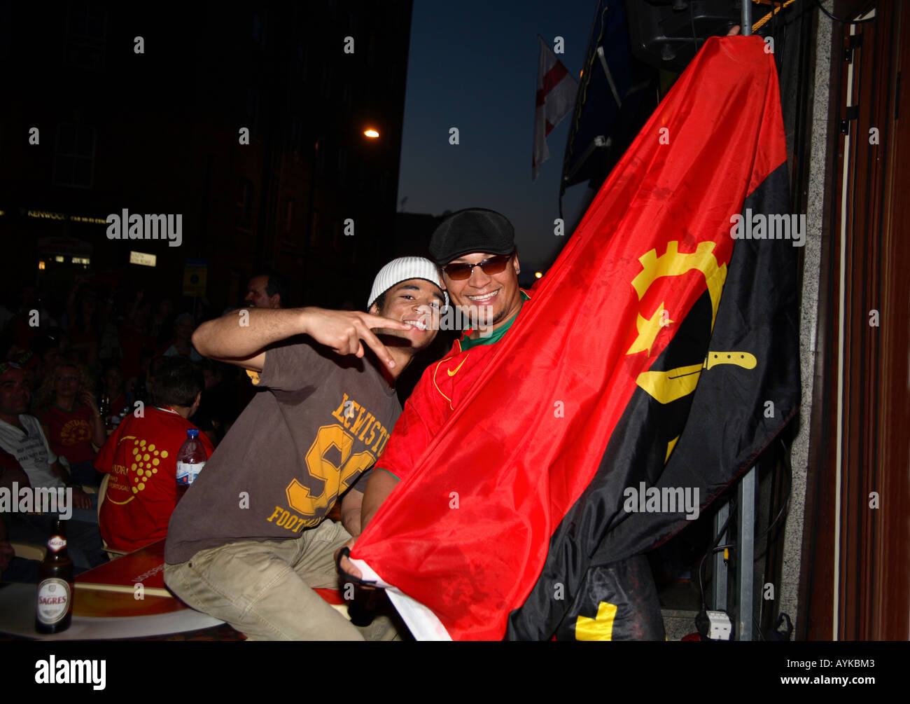 Angola-Fans posiert mit Flagge während 2006 World Cup Finals Spiel Vs Portugal außerhalb Estrela Bar, Stockwell, London Stockfoto