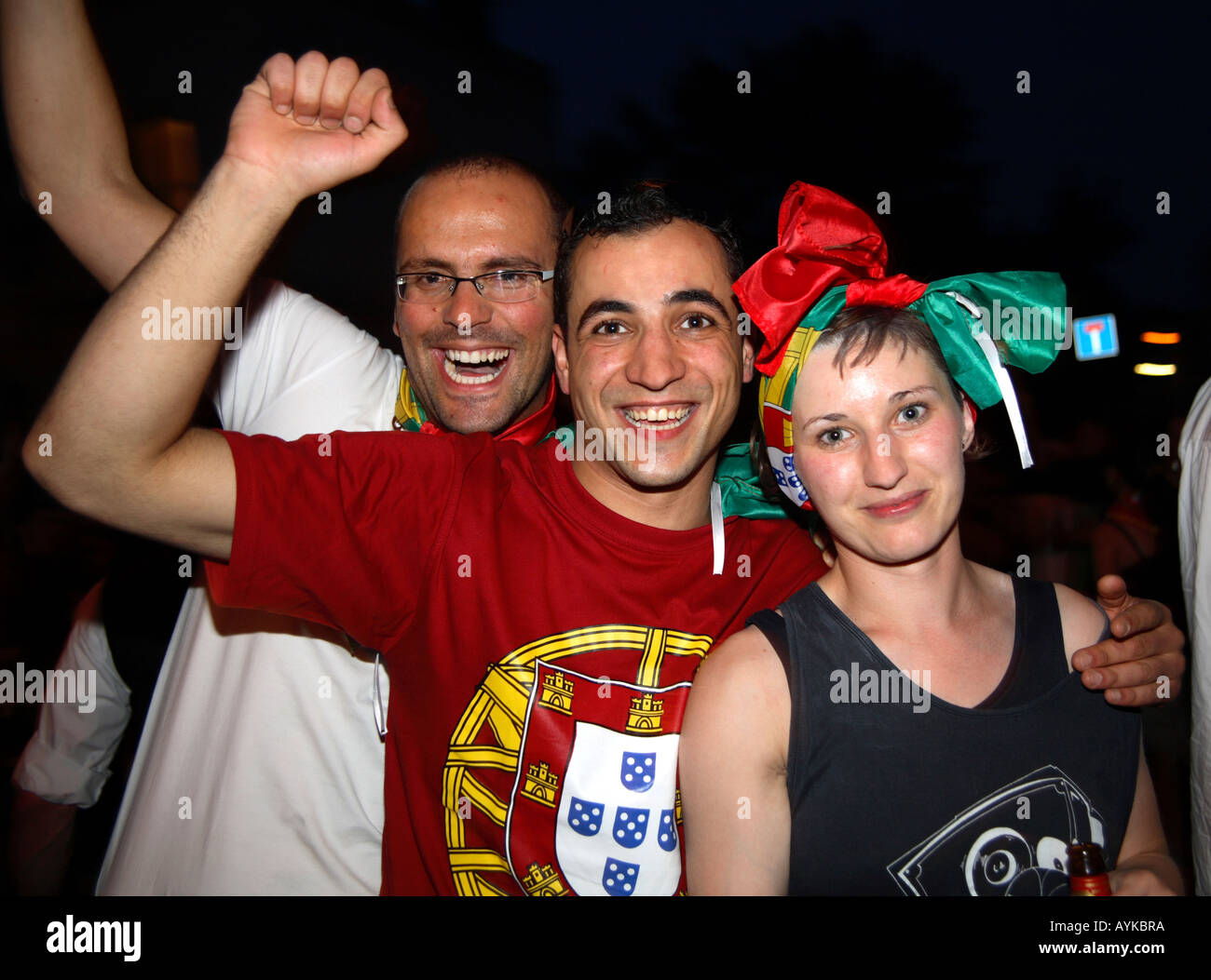 Portugiesische Fans feiern 2006 WM-Finale 1: 0 gewinnen gegen Angola, Estrela Restaurant, Stockwell, London Stockfoto