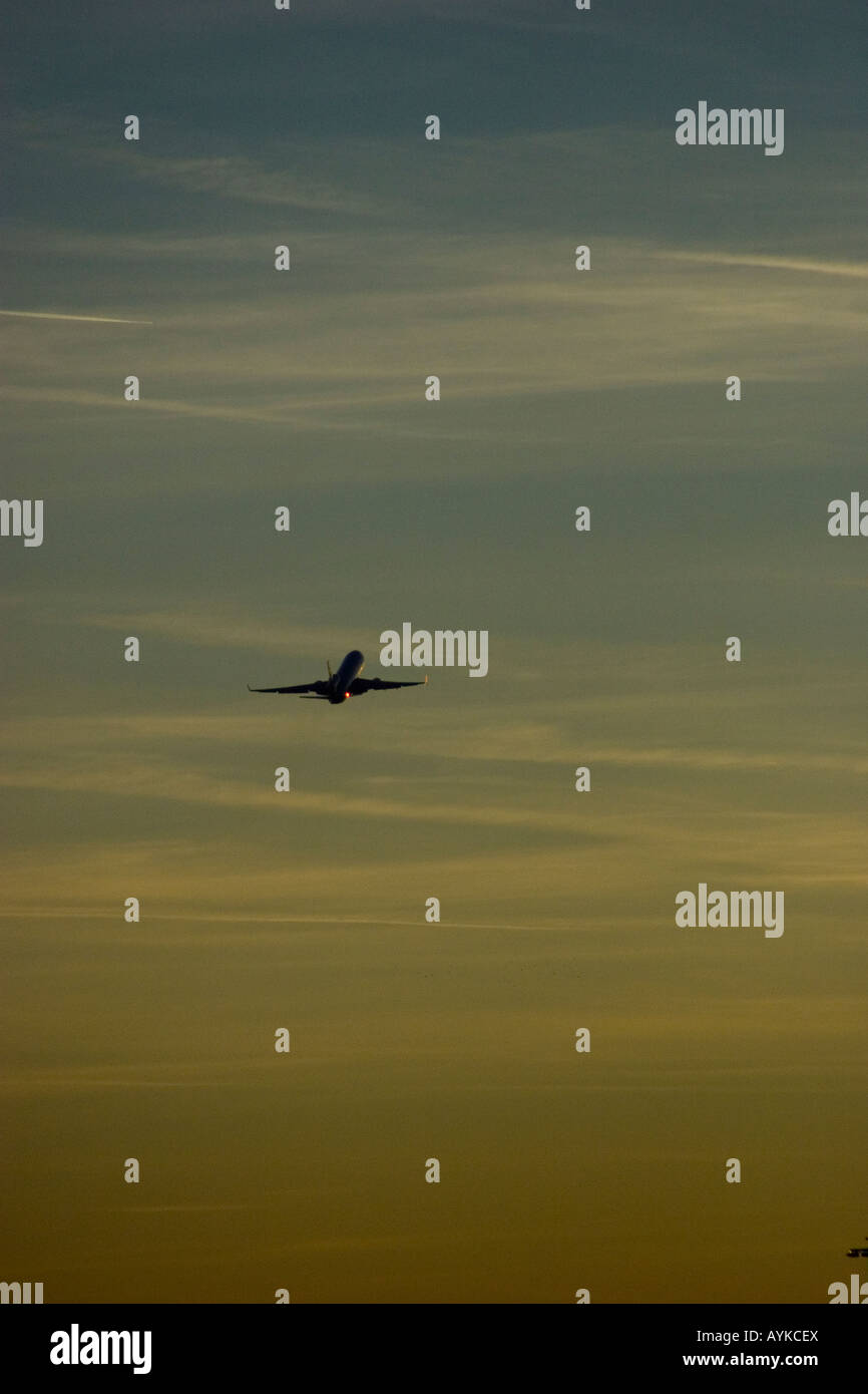 Amsterdam, Flugzeug Abflug bei Sonnenuntergang, interkontinentale Jumbo fliegen in den Himmel Stockfoto