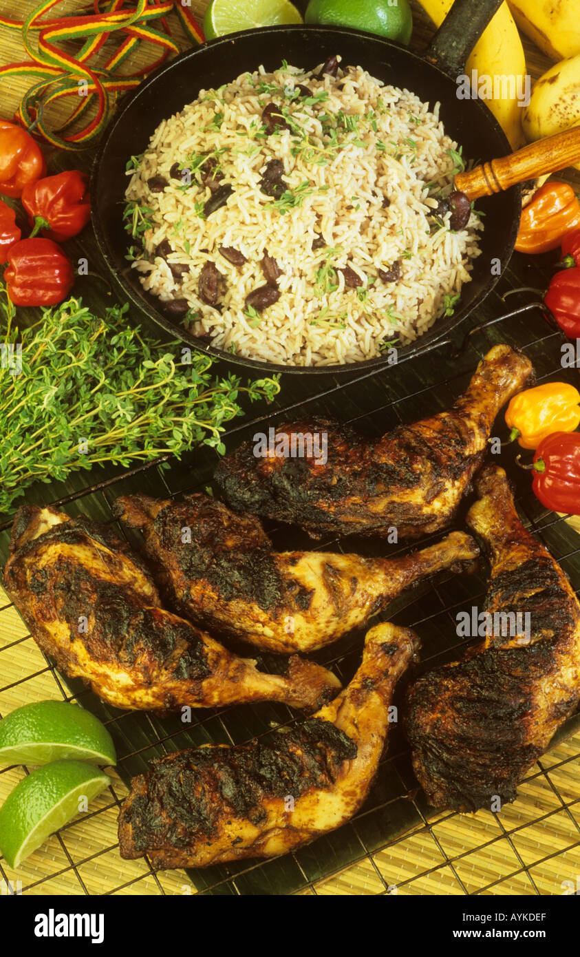 Jerk Hähnchen Reis und rote Erbsen karibischer Nahrung Stockfoto Jerk Hähnchen Reis und rote Erbsen karibischer Nahrung Stockfoto