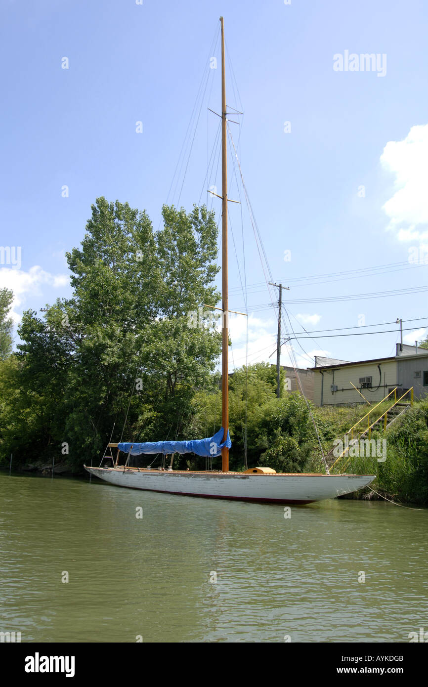Altmodische Holz- Yacht moared an einem Fluss Blackwater River Port Huron mi Stockfoto