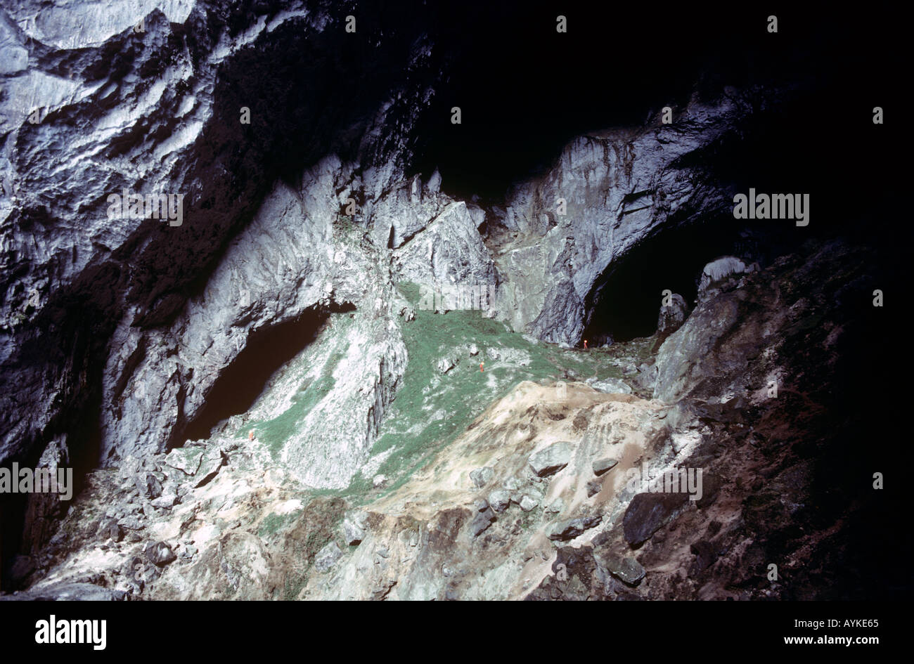 Höhlenforscher in den Schatten gestellt durch riesige Eingang Passage von Ma Wang Dong Höhlensystem Guangxi China Stockfoto