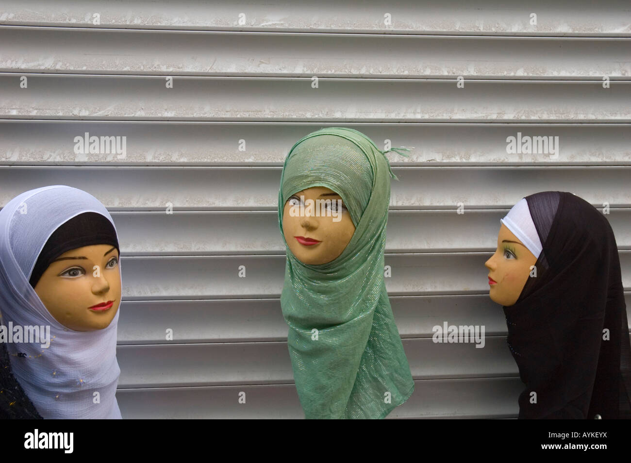 Womens Kopftüchern auf Display im arabischen Viertel Brüssel Belgien Europa Stockfoto