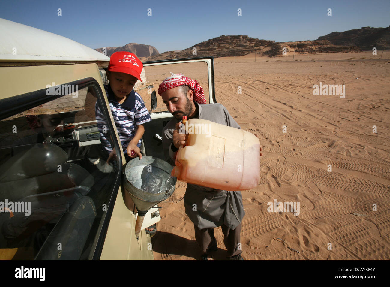 Ein Fahrer füllt seine Gas-Tank in der Wüste. Besucher können Wadi Rum mit dem Auto erkunden. Stockfoto