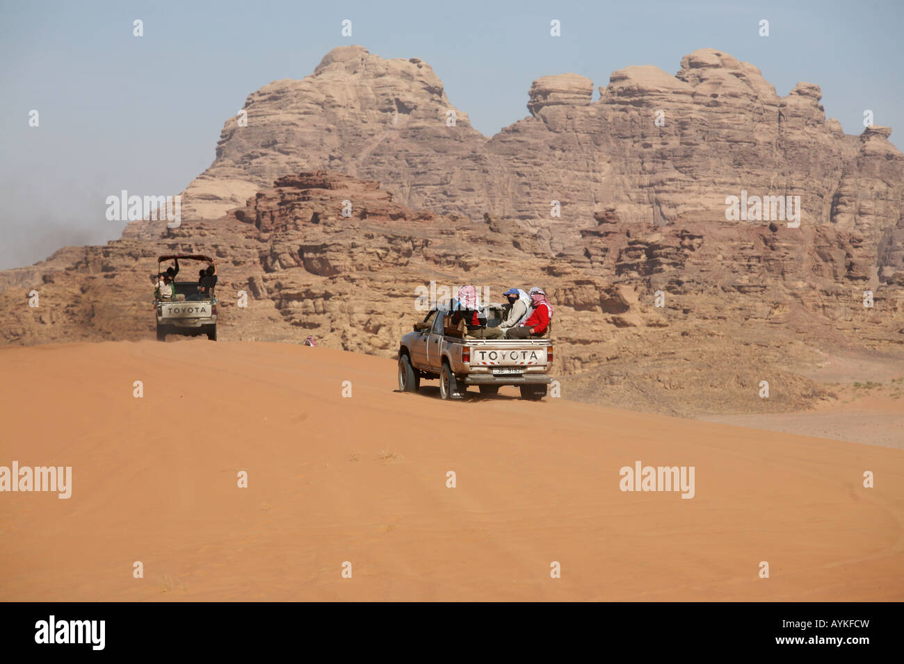 LKW transportieren in der Wüste lebten die Beduinen haben seit Tausenden von Jahren in der Wüste um Wadi Rum Stockfoto