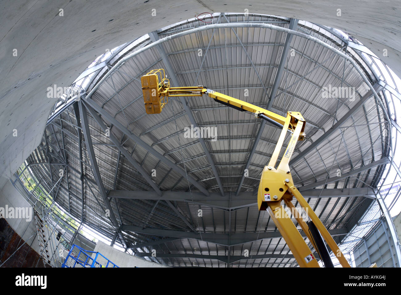 Hubarbeitsbühne-Plattform für die Arbeit an einem grauen Stahldach verlängert Stockfoto