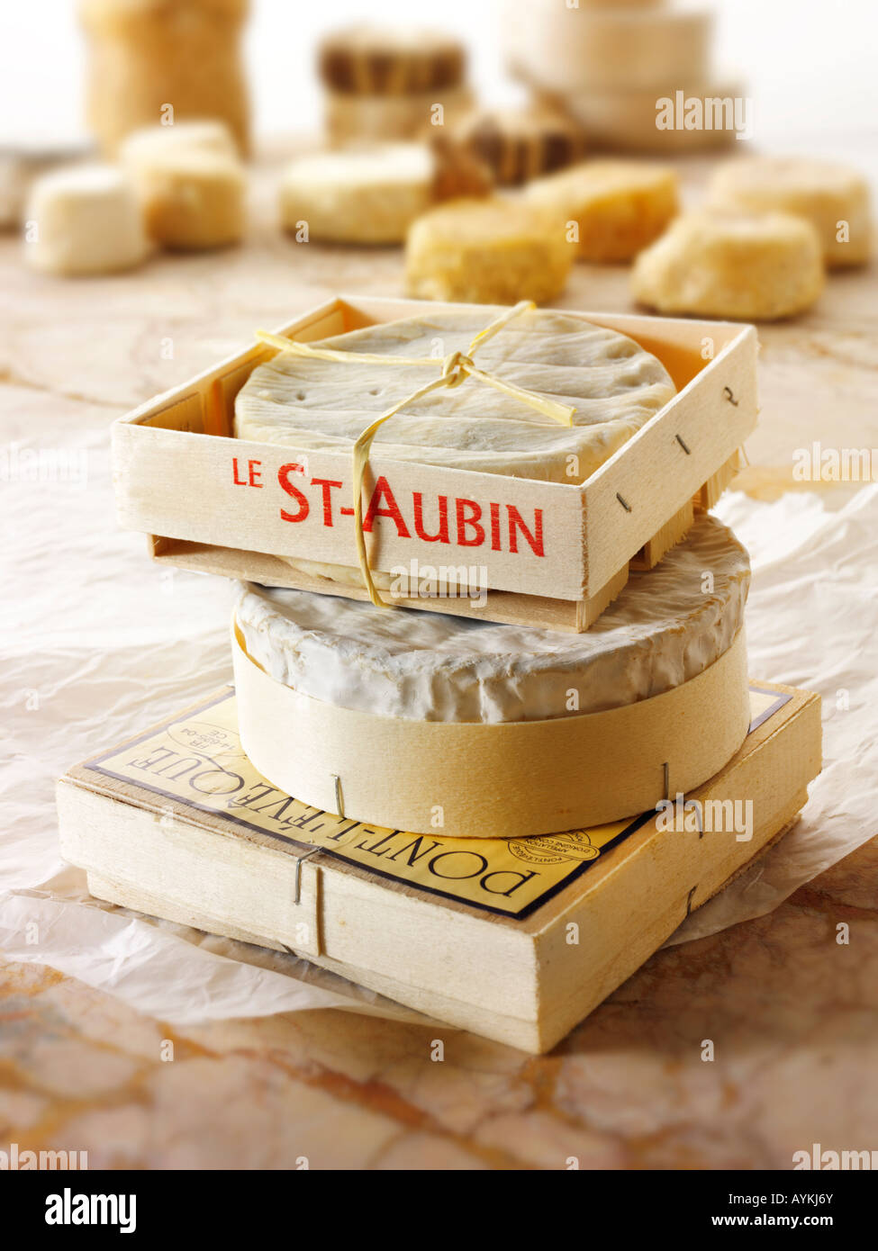 Französische regionale Käsesorten - von Top - St Aubin, Camembert und Pont L'eveque Stockfoto