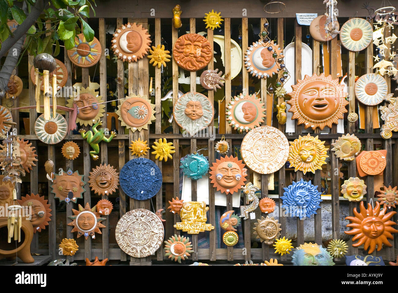 Sonne und Mond Masken, Gesichter, Keramik, authentisch, mexikanische, spanische Einfluss, San Diego Old Town, Kalifornien, Keramik, Ton, gebrannt Stockfoto