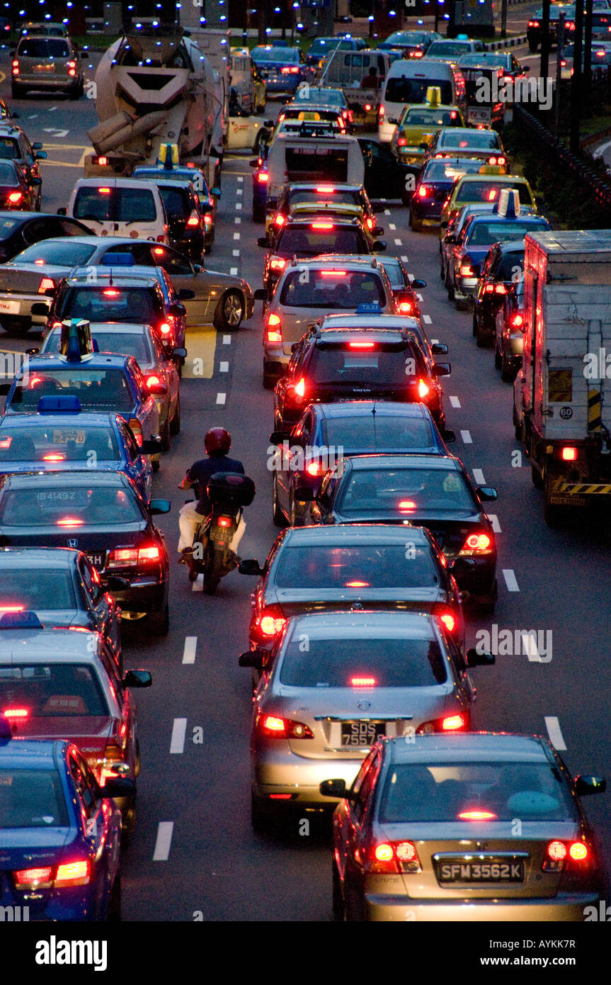 Festgefahrene Autos auf der Straße mit drei Stockfoto