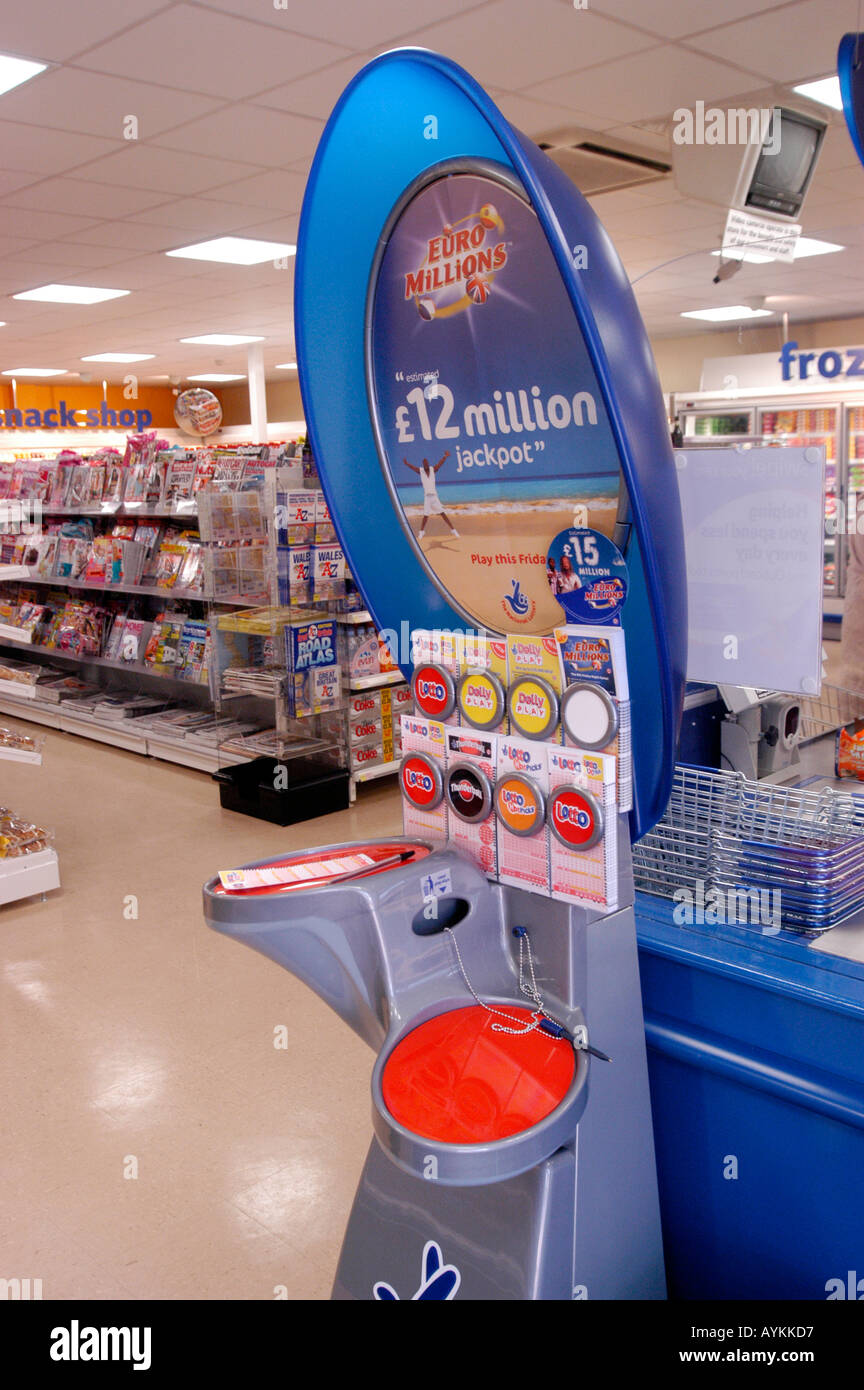 Lotterie-Stand in einem britischen Convenience-Store Stockfoto