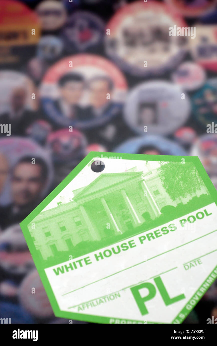 Ein White House Press Pass gilt mit dem Hintergrund der politischen Schaltflächen in diesem Foto-illustration Stockfoto