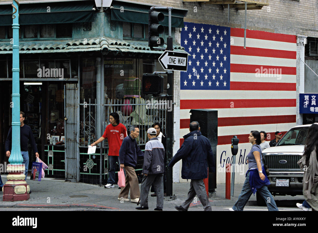 Belebte Straße mit amerikanischen Flagge in Chinatown San Francisco USA Oktober 2004 Stockfoto