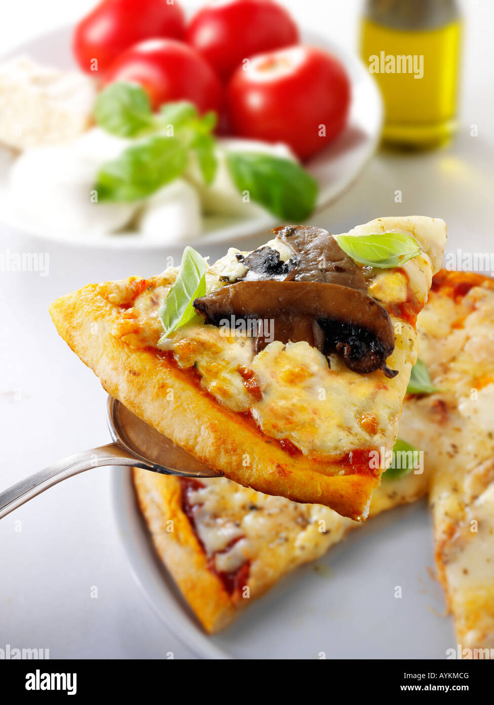 Pizzastück belegt mit Champignons. Stockfoto