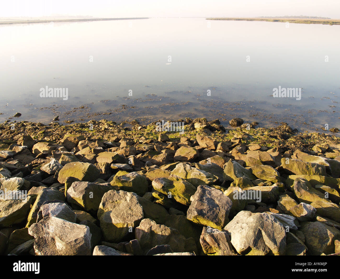 Insel-Kanal Einlass Felsen Bank ruhig Flusswasser Stockfoto